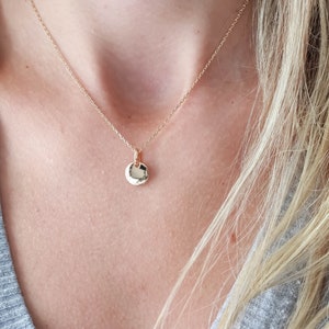 Collar de disco Dainty de moneda de oro. Collar personalizado relleno de oro Delicado regalo para sus damas de honor Novia Navidad Cumpleaños Bautismo imagen 8