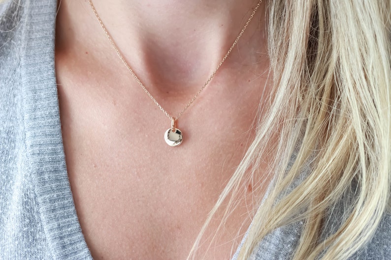 Collar de disco Dainty de moneda de oro. Collar personalizado relleno de oro Delicado regalo para sus damas de honor Novia Navidad Cumpleaños Bautismo imagen 8