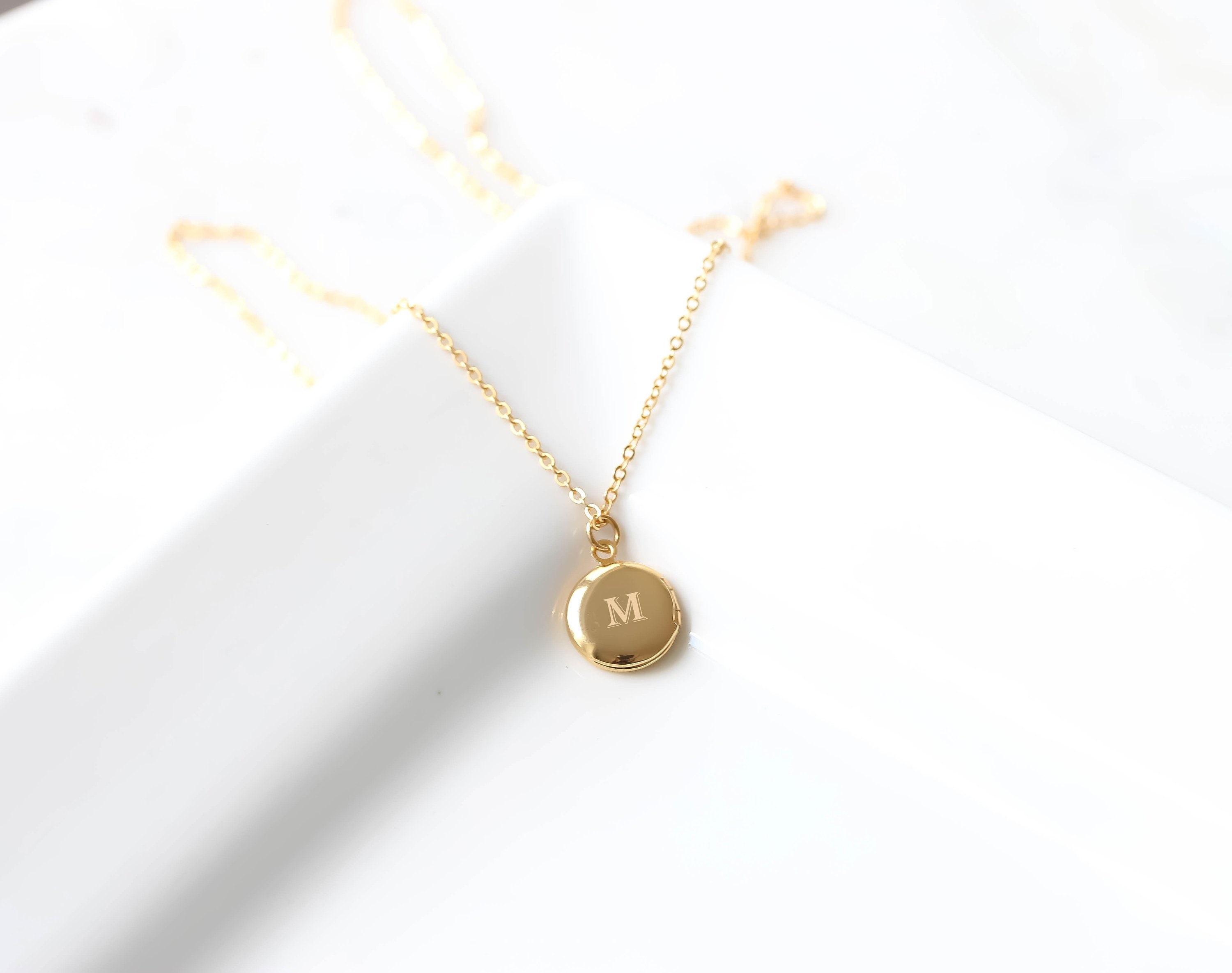 Locket Necklace. Gold Round Locket Necklace. Personalized Photo Pictu…