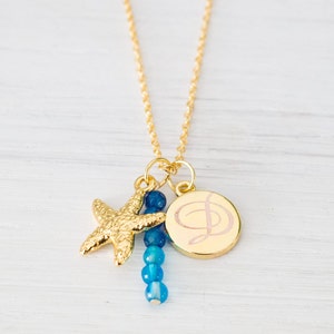 Personalisierte Gold Starfish-Halskette, blaue Achatperlen, Anfangsmonogramm Halskette, Weihnachten, Geburtstag, Hochzeit Brautjungferngeschenke Bild 1