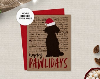 Könnte beinhalten: Eine braune Karte mit der Silhouette eines schwarzen Hundes, der einen roten Weihnachtsmann-Hut trägt. Die Karte trägt den Schriftzug "happy pawlidays" in roter Schrift und eine Liste von weihnachtlichen Wörtern, die mit Hunden in Verbindung stehen.