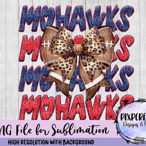 Peut inclure: Un design de sublimation avec le mot "MOHAWKS" en lettres scintillantes rouges et bleues, un ballon de football brun et noir et un nœud à imprimé léopard au centre.