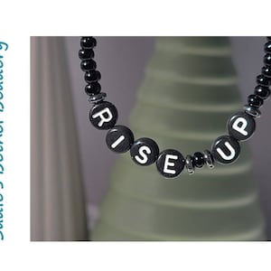 RISE UP armband med grå metalldistanser