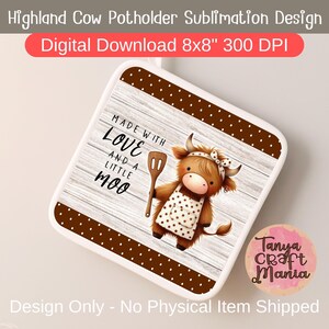 Pode incluir: Design de descanso de panela quadrado com uma vaca Highland de desenho animado segurando uma espátula. O design inclui o texto "MADE WITH LOVE AND A LITTLE MOO" em um fundo de grão de madeira. O descanso de panela mede cerca de 20 x 20 cm.