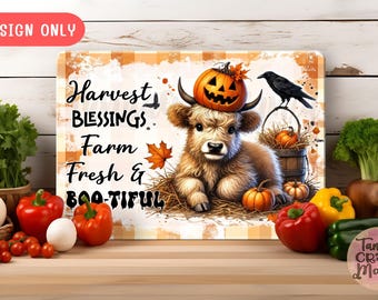 Puede incluir: Un letrero decorativo con temática otoñal. Presenta una vaca esponjosa con una calabaza en la cabeza, con las palabras "Harvest Blessings, Farm Fresh & Boo-tiful". Calabazas, un cuervo y hojas de otoño completan el diseño.