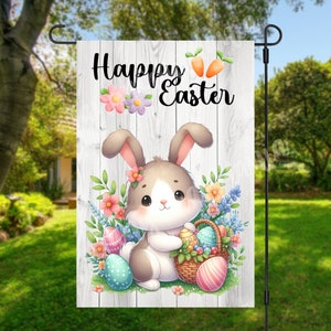 Peut inclure: Un fond en bois blanc avec un lapin de dessin animé mignon tenant un panier d'œufs de Pâques colorés. Le texte "Happy Easter" est écrit en noir au-dessus du lapin.