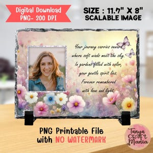 Puede incluir: Placa fotográfica rectangular de piedra con diseño floral y marco de fotos. La placa mide 29,7 cm x 20,3 cm y presenta una foto de una mujer, mariposas y el texto "Your journey carries onward...Forever remembered with love and light."