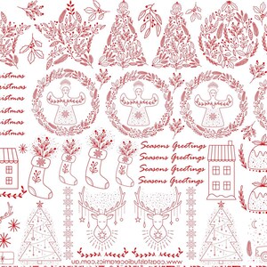 Op de afbeelding: Een rood kerstpatroon op een witte achtergrond. Het bevat kerstbomen, engelen, kousen, rendieren en de teksten "Seasons Greetings" en "Christmas". Perfect voor kerstartikelen.