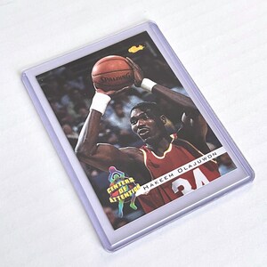 1994 Hakeem Olajuwon Classic 70 Centers of Aufmerksamkeit Houston Rockets NBA Basketball Player Trading Card