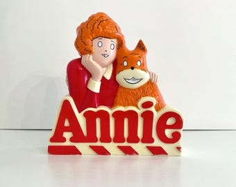 Vintage 1981 Little Orphan Annie Novelty AM Transistor Radio Tribune Company