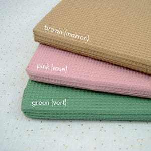 Nuancier de trois couleurs de coussin imperméable pour lapin et cochon d'Inde de compagnie disponibles: marron, rose, vert