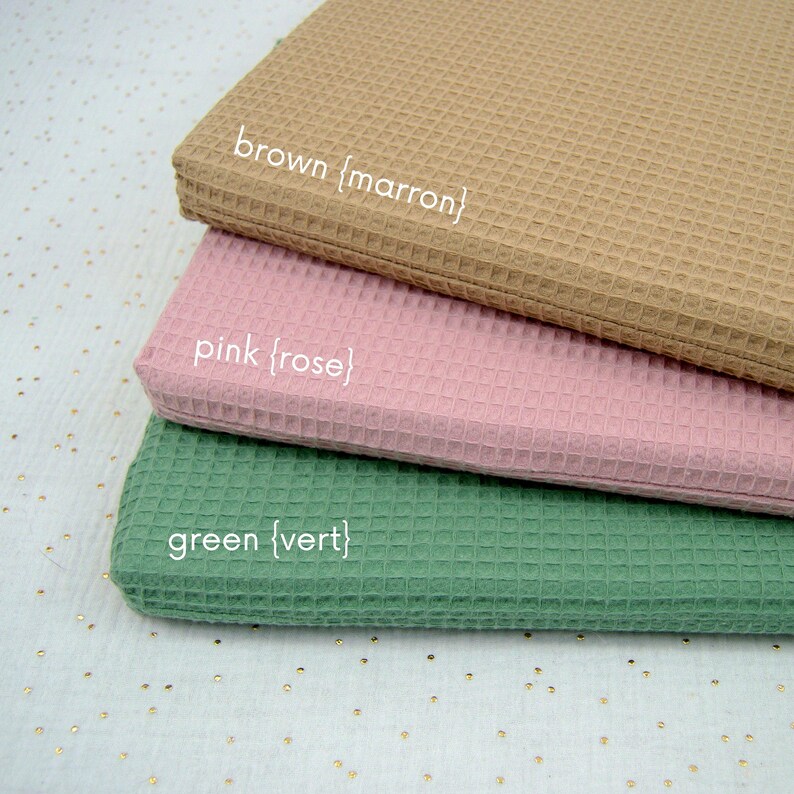 Nuancier de trois couleurs de coussin imperméable pour lapin et cochon d'Inde de compagnie disponibles: marron, rose, vert