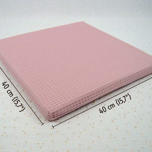 Une photo d'un matelas waterproof pour petits animaux de compagnie (lapin, cochon d'inde) accompagné de ses dimensions: 40 cm (15,7") x 40 cm (15,7")