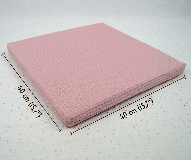 Une photo d'un matelas waterproof pour petits animaux de compagnie (lapin, cochon d'inde) accompagné de ses dimensions: 40 cm (15,7") x 40 cm (15,7")