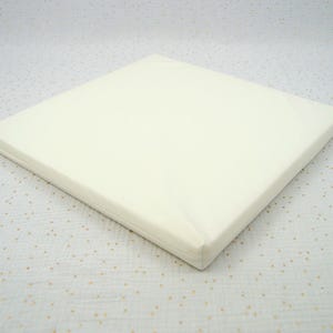 Insert d'un matelas waterproof pour lapin de compagnie et autres petits animaux composé d'un matelas en mousse et d'une housse imperméable en tissu PUL blanc