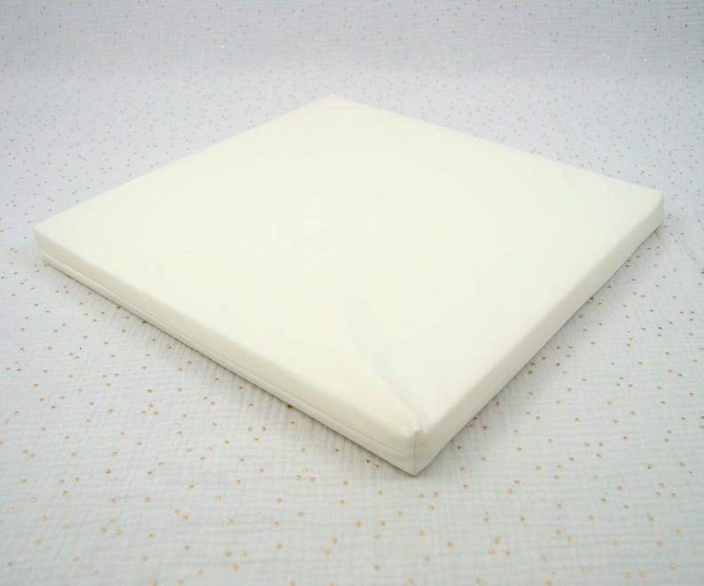 Insert d'un matelas waterproof pour lapin de compagnie et autres petits animaux composé d'un matelas en mousse et d'une housse imperméable en tissu PUL blanc