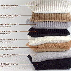 Nuancier des couleurs et matières de coussin: 1. minky côtelé ivoire 2. minky côtelé marron 3. minky côtelé gris 4. minky côtelé noir 5. sherpa ivoire 6. sherpa marron 7. sherpa gris 8. sherpa noir