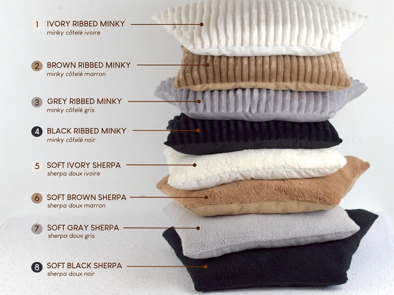 Nuancier des couleurs et matières de coussin: 1. minky côtelé ivoire 2. minky côtelé marron 3. minky côtelé gris 4. minky côtelé noir 5. sherpa ivoire 6. sherpa marron 7. sherpa gris 8. sherpa noir