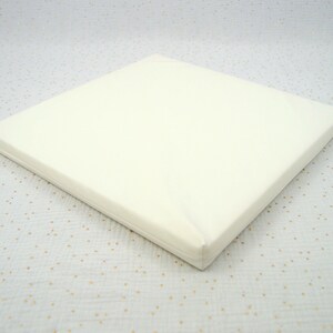 Insert d'un matelas waterproof pour lapin de compagnie et autres petits animaux composé d'un matelas en mousse et d'une housse imperméable en tissu PUL blanc