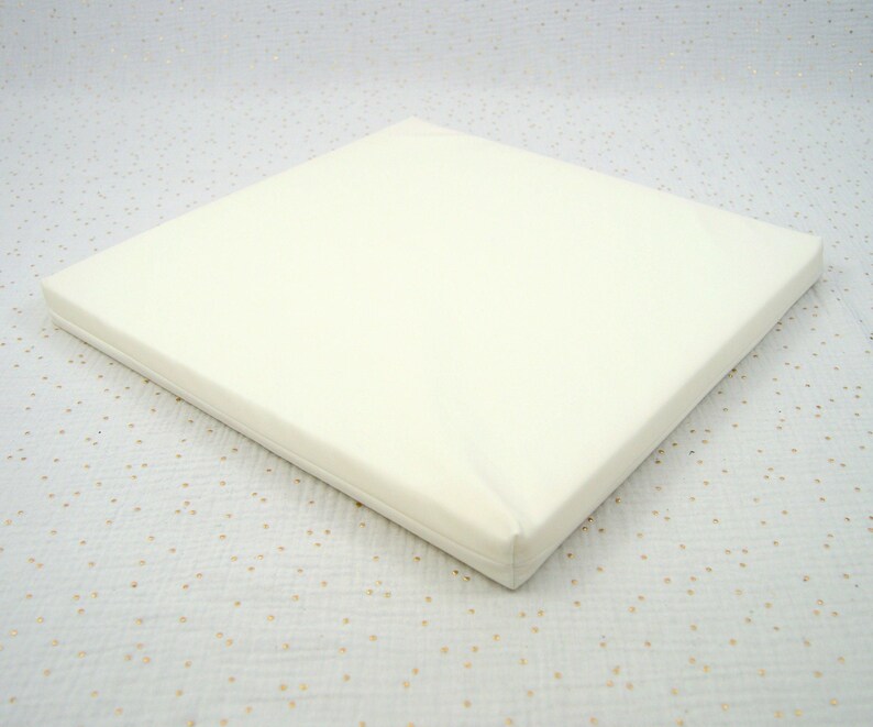 Insert d'un matelas waterproof pour lapin de compagnie et autres petits animaux composé d'un matelas en mousse et d'une housse imperméable en tissu PUL blanc