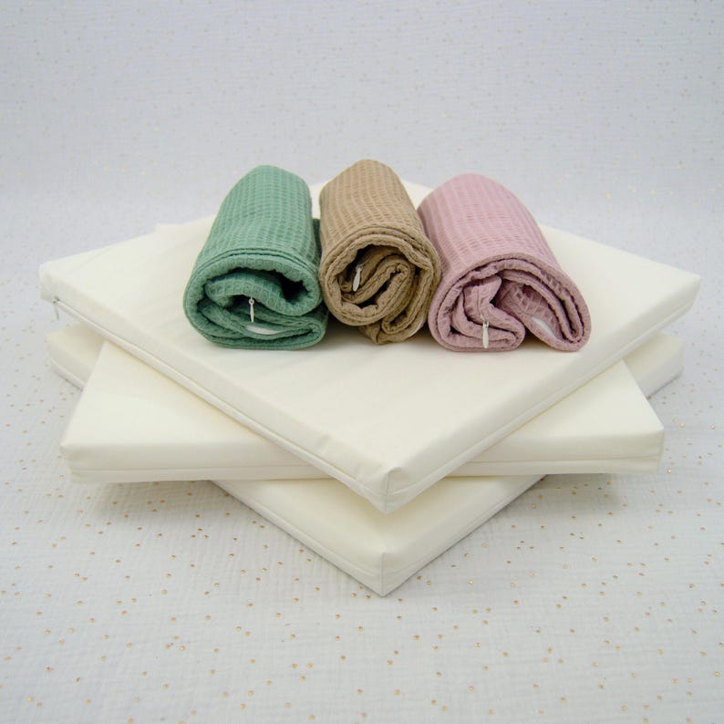 Photo de trois housses de rechange rose, vert sauge et marron clair en coton absorbant nid d'abeille pour petit matelas absorbant pour lapin de compagnie, cochon d'Inde et autres animaux de compagnie posées sur trois insert composés d'un matelas en mousse recouvert d'une housse à zip imperméable en tissu PUL