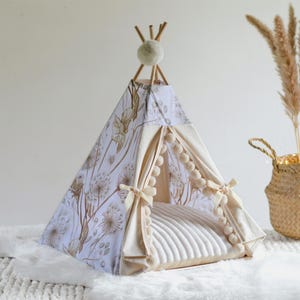 Vue latérale du tipi pour lapin et petits animaux, structure en bois de hêtre et toile beige à motifs pissenlit