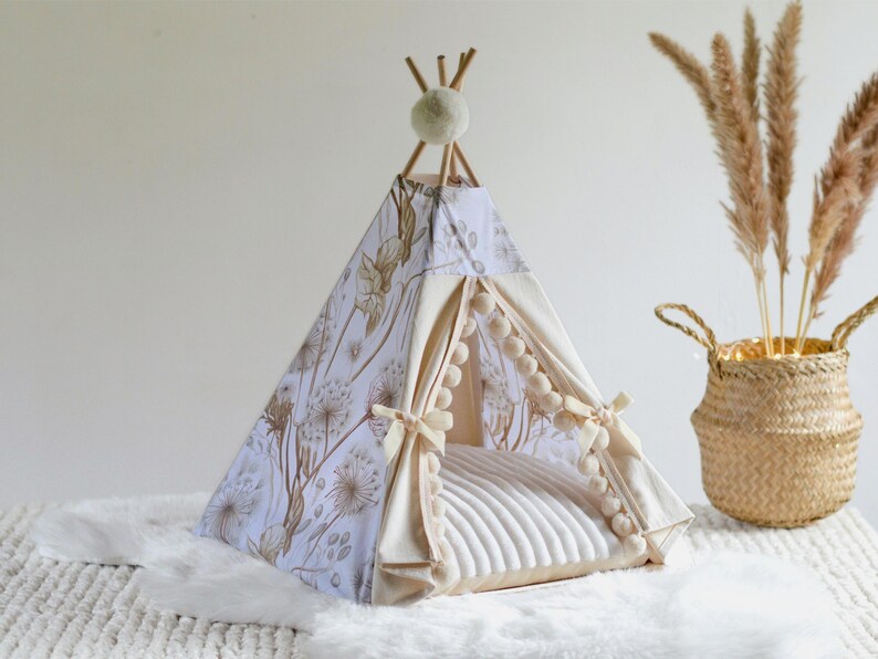 Vue latérale du tipi pour lapin et petits animaux, structure en bois de hêtre et toile beige à motifs pissenlit