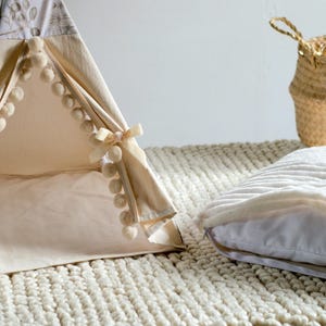 Détail du fond du tipi avec coussin et sol en coton, créant un espace cocooning pour lapins et rongeurs.