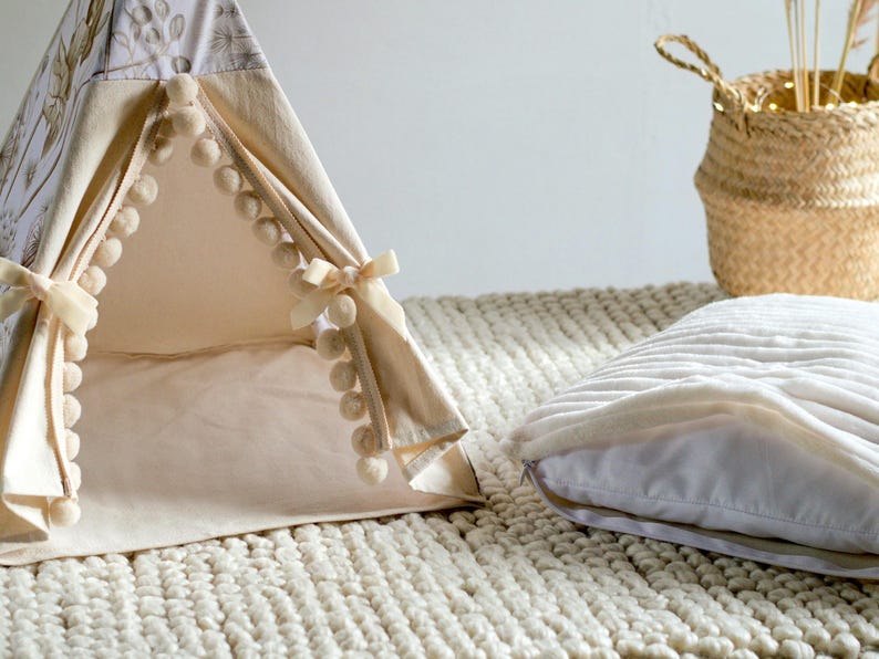 Détail du fond du tipi avec coussin et sol en coton, créant un espace cocooning pour lapins et rongeurs.