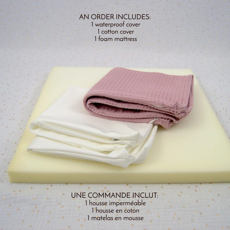 Une photo des 3 éléments qui composent un matelas imperméable pour lapin et petits animaux: un matelas en mousse, une housse imperméable et une housse absorbante en nid d'abeille.