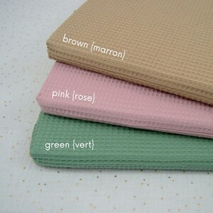 Nuancier de trois couleurs de housse de matelas imperméable pour lapin et cochon d'Inde de compagnie disponibles: marron, rose, vert