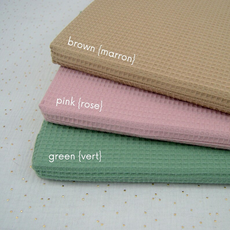 Nuancier de trois couleurs de housse de matelas imperméable pour lapin et cochon d'Inde de compagnie disponibles: marron, rose, vert