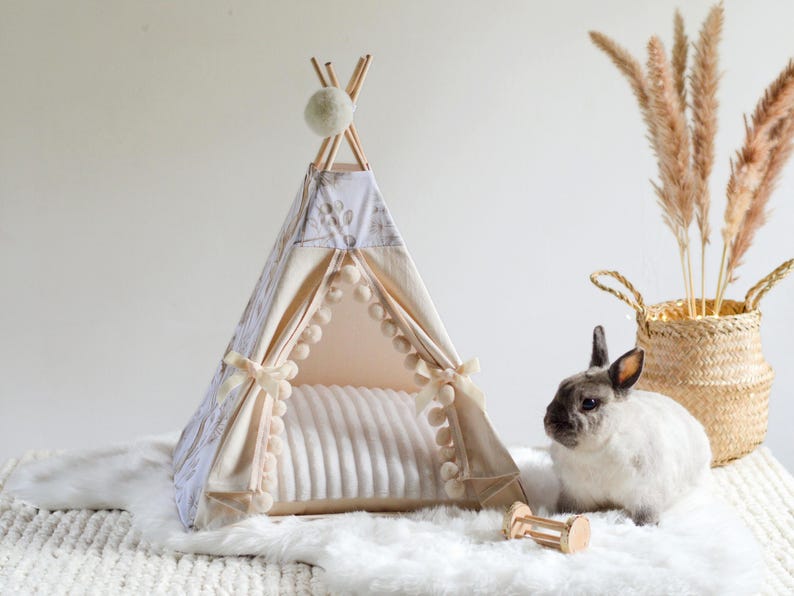 Tipi beige pour lapin et petits animaux avec motifs pissenlit sur fond blanc, coussin déhoussable lavable, structure en bois de hêtre, idéal comme cachette et coin cocooning intérieur