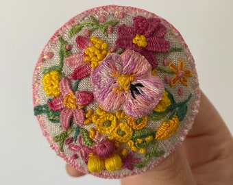 Broche en lin Spring Garden, épingle souple, fleurs roses et jaunes