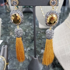 Pendientes con borlas, pendientes colgantes de oro con cuentas colgantes. Regalo para ella. Joyas únicas y llamativas. Regalo de Navidad excéntrico.