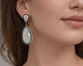 Pendientes colgantes blancos y anillo