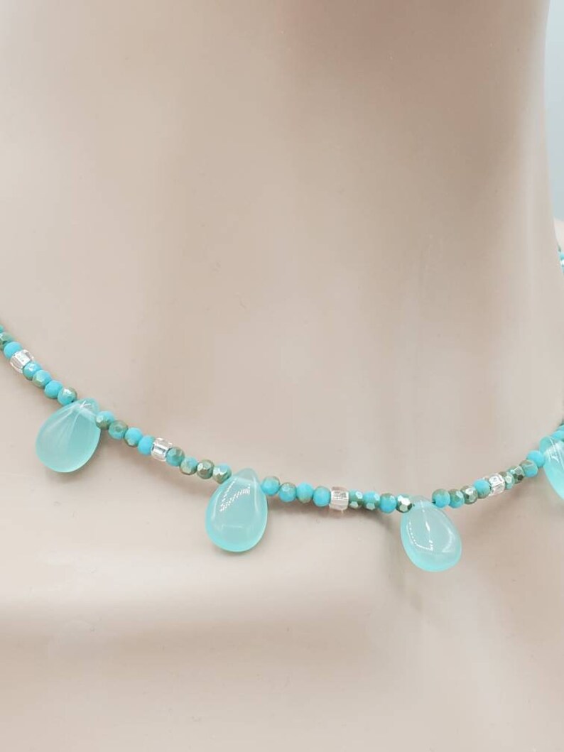 Puede incluir: Un delicado collar turquesa con peque&ntilde;as cuentas en forma de l&aacute;grima y detalles plateados.