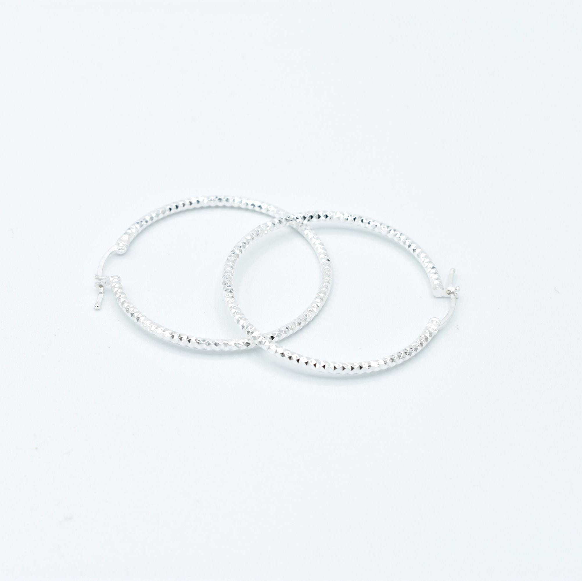 Orecchini A Cerchio Argento 925 Con Lavorazione Glitterata | Piccoli E Brillanti Da Donna