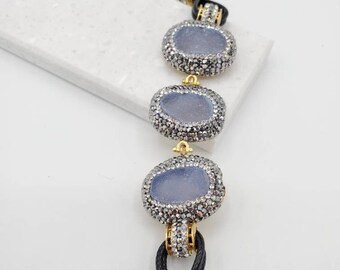 Pulsera tipo brazalete Gemstone Station, chapada en oro de 18k, ajustable.