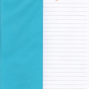 K&ouml;nnte beinhalten: Ein blauer Umschlag mit einem wei&szlig;en, linierten Blatt Papier dahinter. Das Papier hat oben ein Blumenmuster.