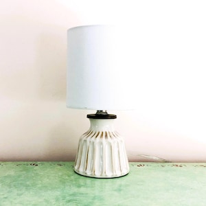 Lámpara pequeña vintage de cerámica acanalada con pantalla tubular, luz nocturna