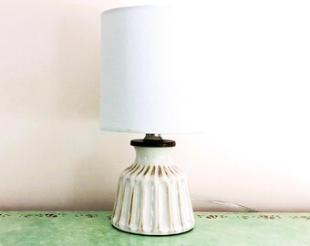 Lámpara pequeña vintage de cerámica acanalada con pantalla tubular, luz nocturna