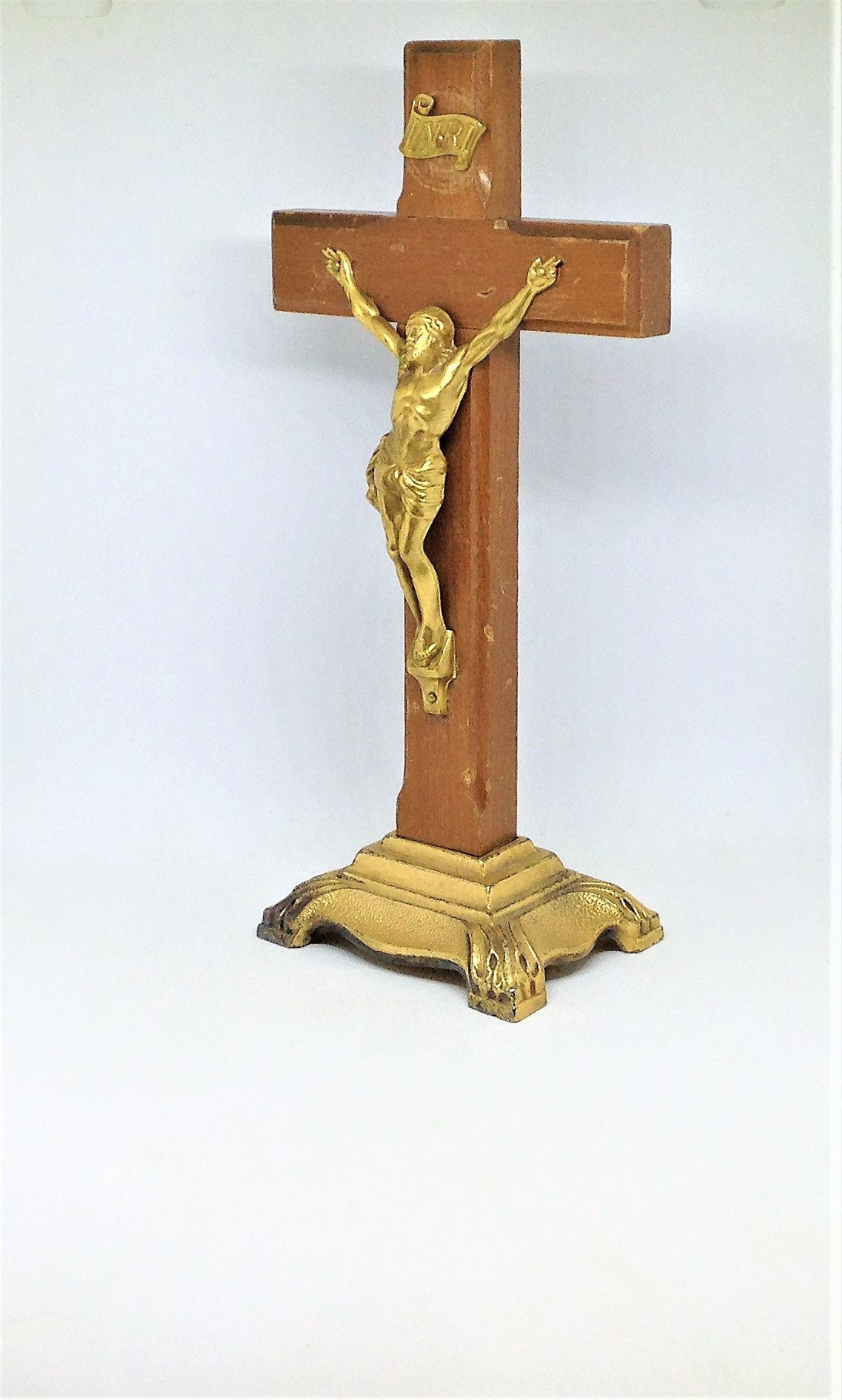 ヴィンテージ木製十字架像：十字架上の金ピューター製イエス像、宗教的