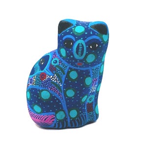 Puede incluir: Figura de gato de madera azul pintada a mano con lunares turquesas y patrones intrincados. El gato de arte popular tiene ojos negros, nariz roja y cola rosa. Este gato decorativo es una obra de arte única.