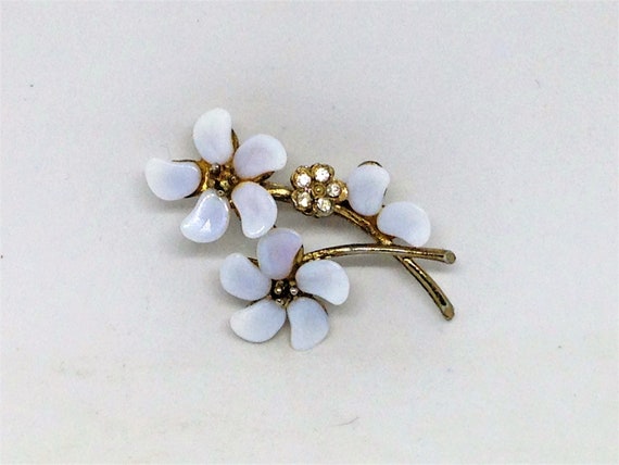 White Flower Brooch, 3 Flower Pin, Rhinestone Bro… - image 1