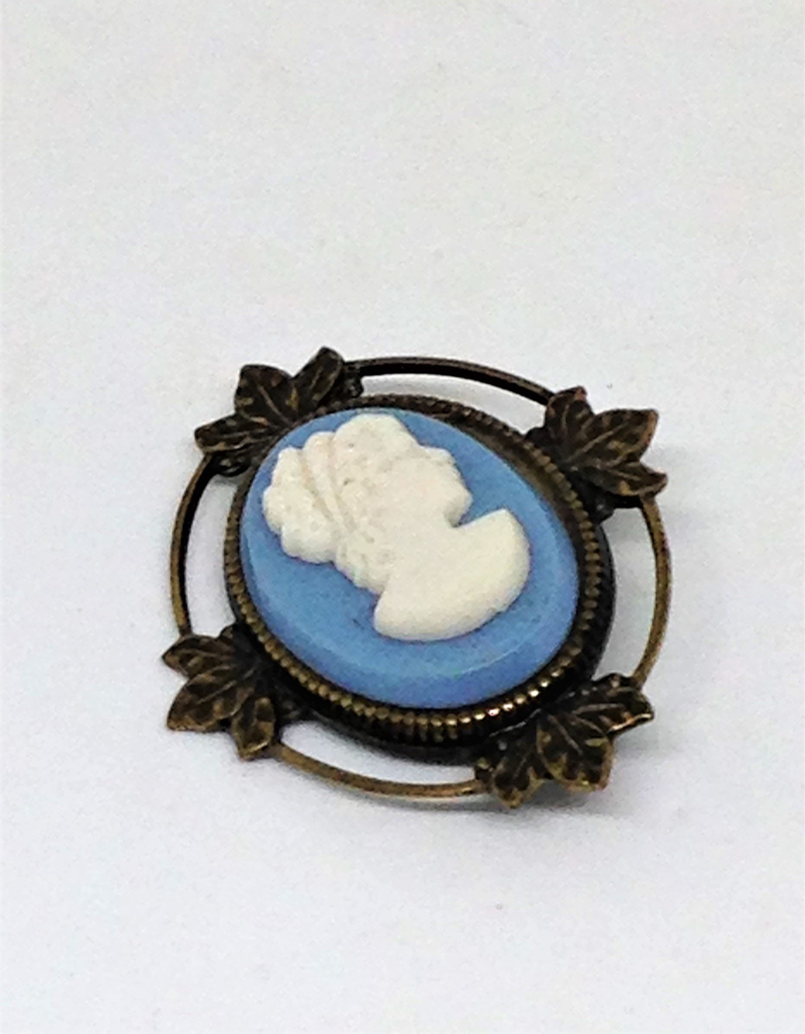 Broche Vintage Années 50 - Camée Blanc Opaline Représentant Une Dame, Monture En Alliage | Occasion