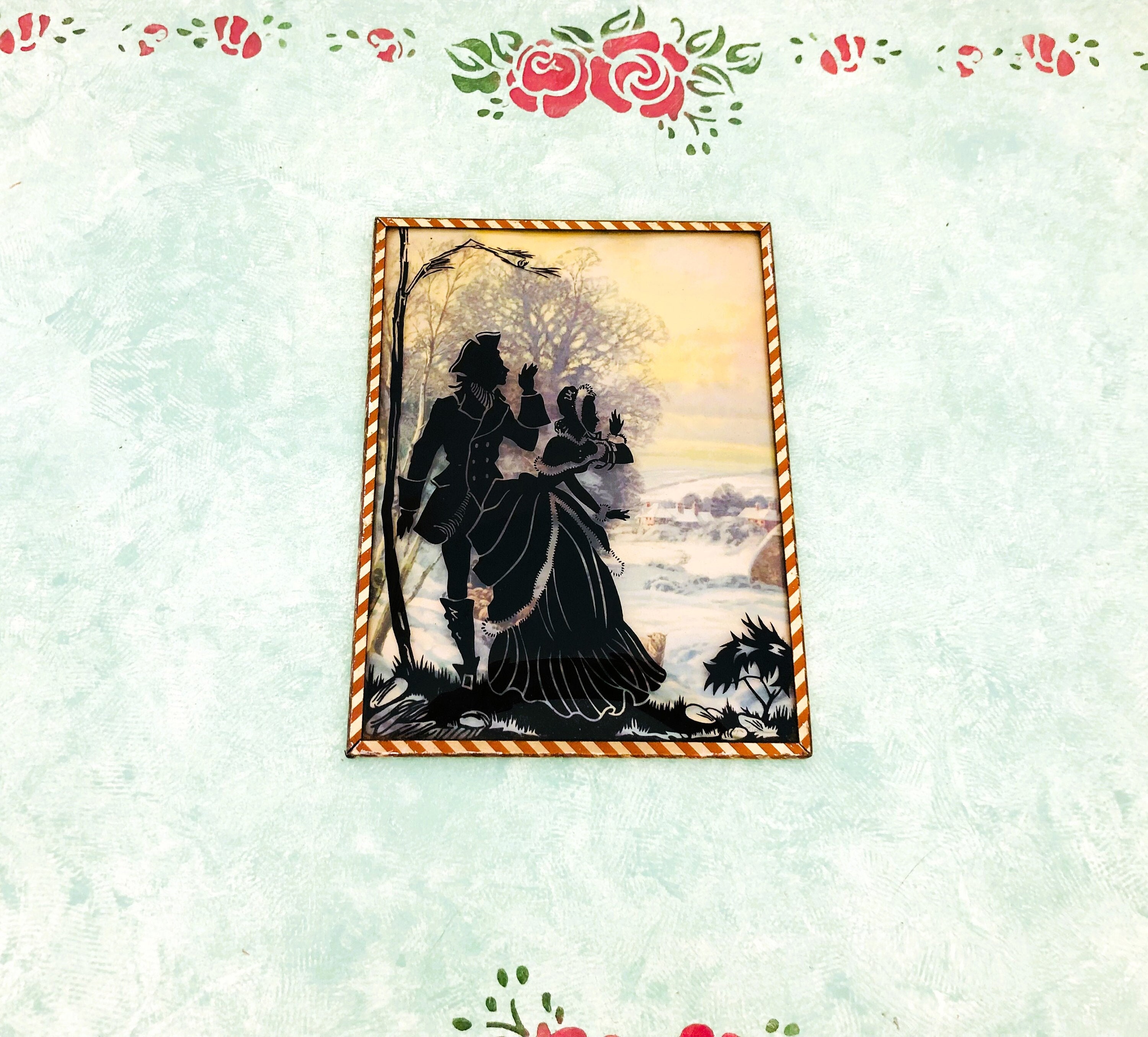 simplefindsga |  Victorian Lot of Silhouettes Artwork Bubble Glass Courting Couple display picture 1