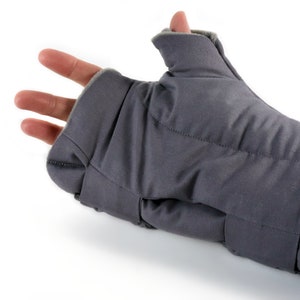 Heat / Cool Therapy Hand Wrist & Thumb Wrap. Microwave Heating Pad for Discomfort. (Single Adjustable Wrap)