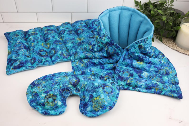 Coffret cadeau détente de 3. tour de cou pour micro-ondes, grand coussin chauffant et oreiller pour les yeux. 1- Blue Calm