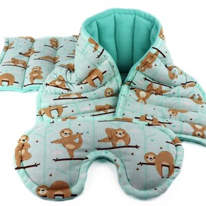 Coffret cadeau détente de 3. tour de cou pour micro-ondes, grand coussin chauffant et oreiller pour les yeux. 7= Yoga Sloth
